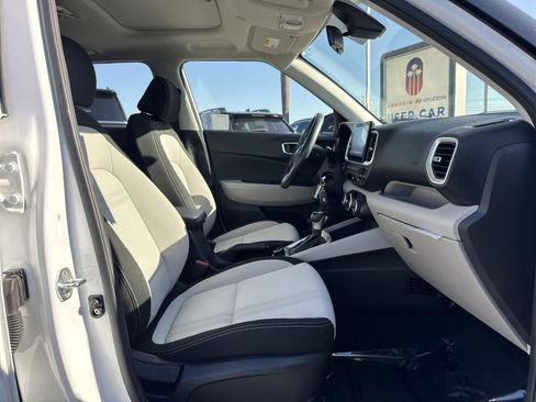 Used 2022 Hyundai Venue SEL image 21