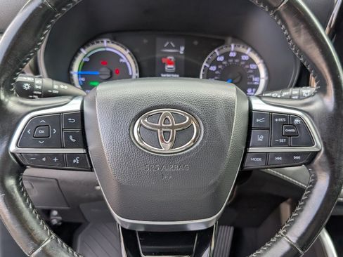 Used 2021 Toyota Highlander LE FWD image 19