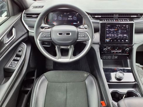 Used 2025 Jeep Grand Cherokee Altitude AWD/4WD image 9