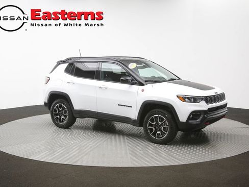 Used 2025 Jeep Compass Trailhawk w/ Trailer Tow Group AWD/4WD image 46