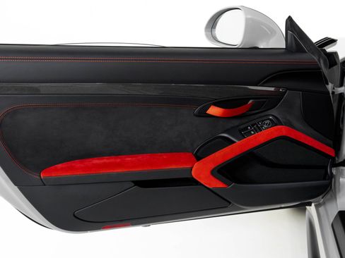 Used 2018 Porsche 911 GT2 RS image 32