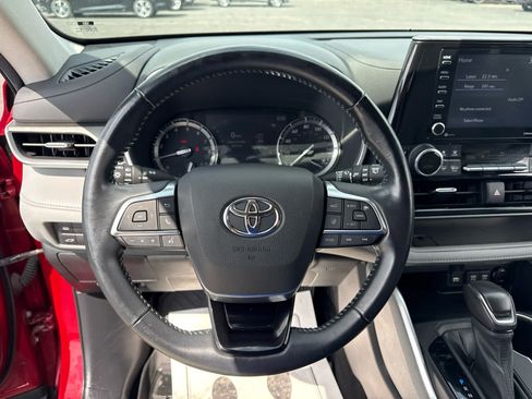 Used 2021 Toyota Highlander XLE AWD/4WD image 14