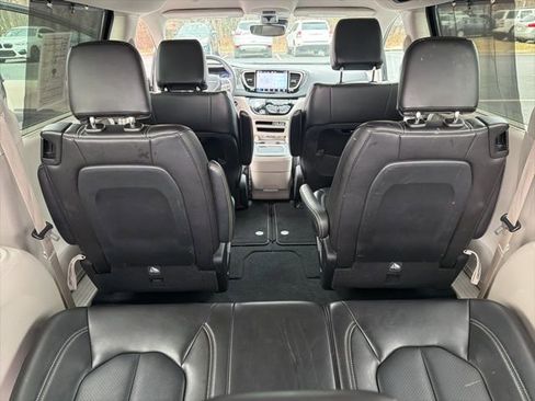 Used 2024 Chrysler Pacifica Touring-L image 30