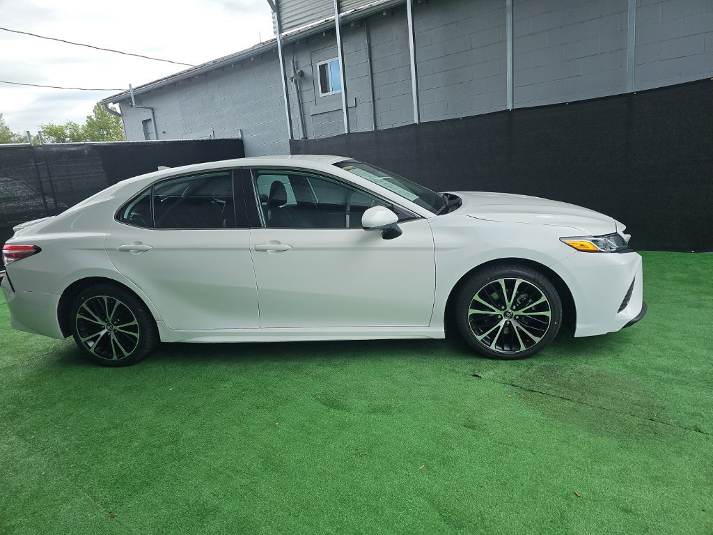 Used 2020 Toyota Camry SE FWD image 2