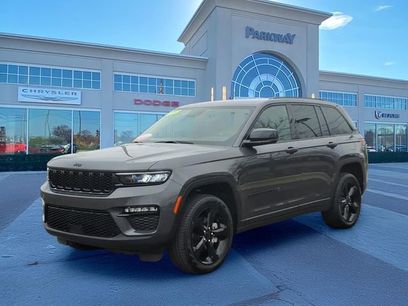 Used 2025 Jeep Grand Cherokee Limited w/ Black Appearance Package
