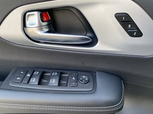 Used 2025 Chrysler Pacifica Limited image 30