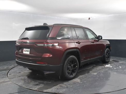 New 2025 Jeep Grand Cherokee Altitude w/ Trailer Tow Package AWD/4WD image 9