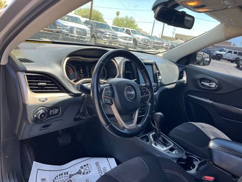 Used 2017 Jeep Cherokee Latitude FWD image 22