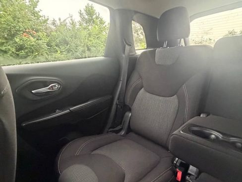 Used 2016 Jeep Cherokee Latitude w/ Cold Weather Group AWD/4WD image 18