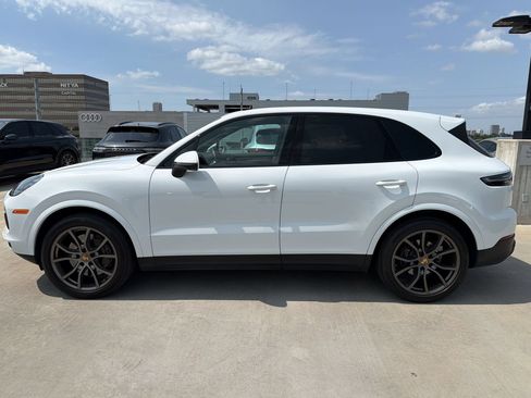 Certified 2022 Porsche Cayenne Platinum Edition AWD/4WD image 2
