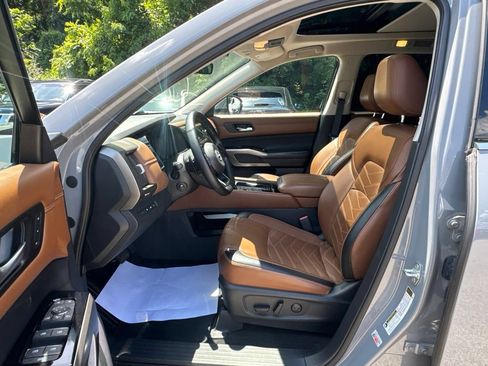 Used 2023 Nissan Pathfinder Platinum w/ Cargo Package AWD/4WD image 10