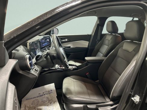 Used 2025 Chevrolet Trax LT w/ LT Convenience Package image 11