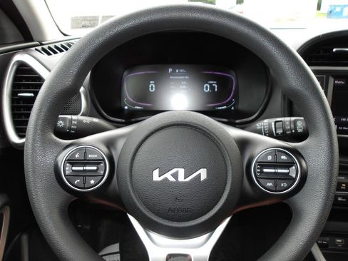 Used 2023 Kia Soul LX w/ LX Technology Package FWD image 15