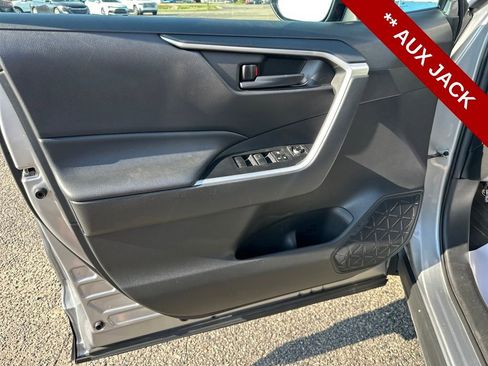 Used 2021 Toyota RAV4 LE image 11