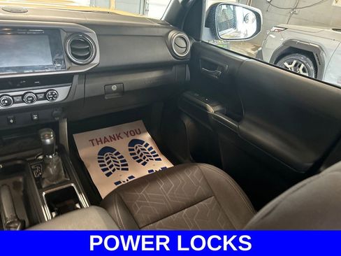 Used 2017 Toyota Tacoma TRD Sport w/ Tow Package (A/T) image 11