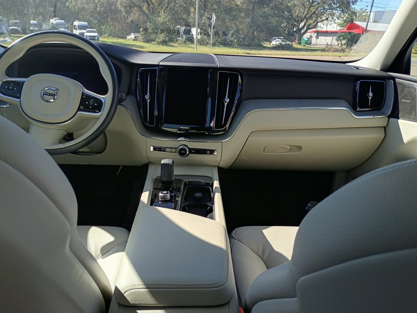 Used 2024 Volvo XC60 B5 Plus w/ Protection Package Premier AWD/4WD image 7