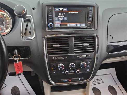 Used 2019 Dodge Grand Caravan SXT image 18