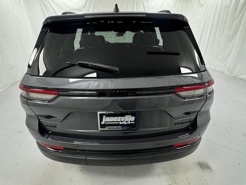 Used 2023 Jeep Grand Cherokee Limited w/ Black Appearance Package AWD/4WD image 4