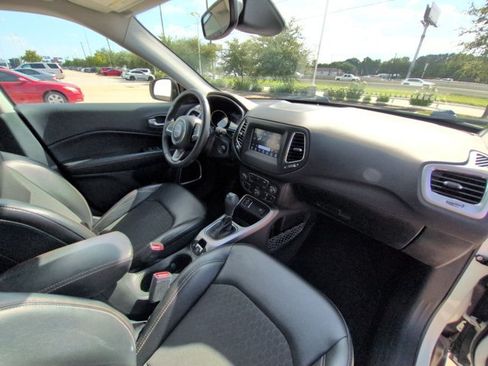 Used 2017 Jeep Compass Latitude w/ Popular Equipment Group FWD image 19