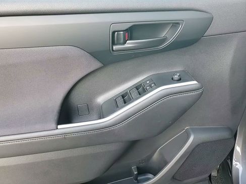 Used 2024 Toyota Highlander LE image 17