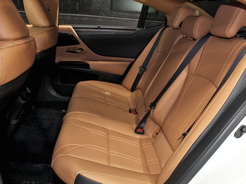 Used 2022 Lexus ES 300h Ultra Luxury w/ Accessory Package 2 FWD image 38