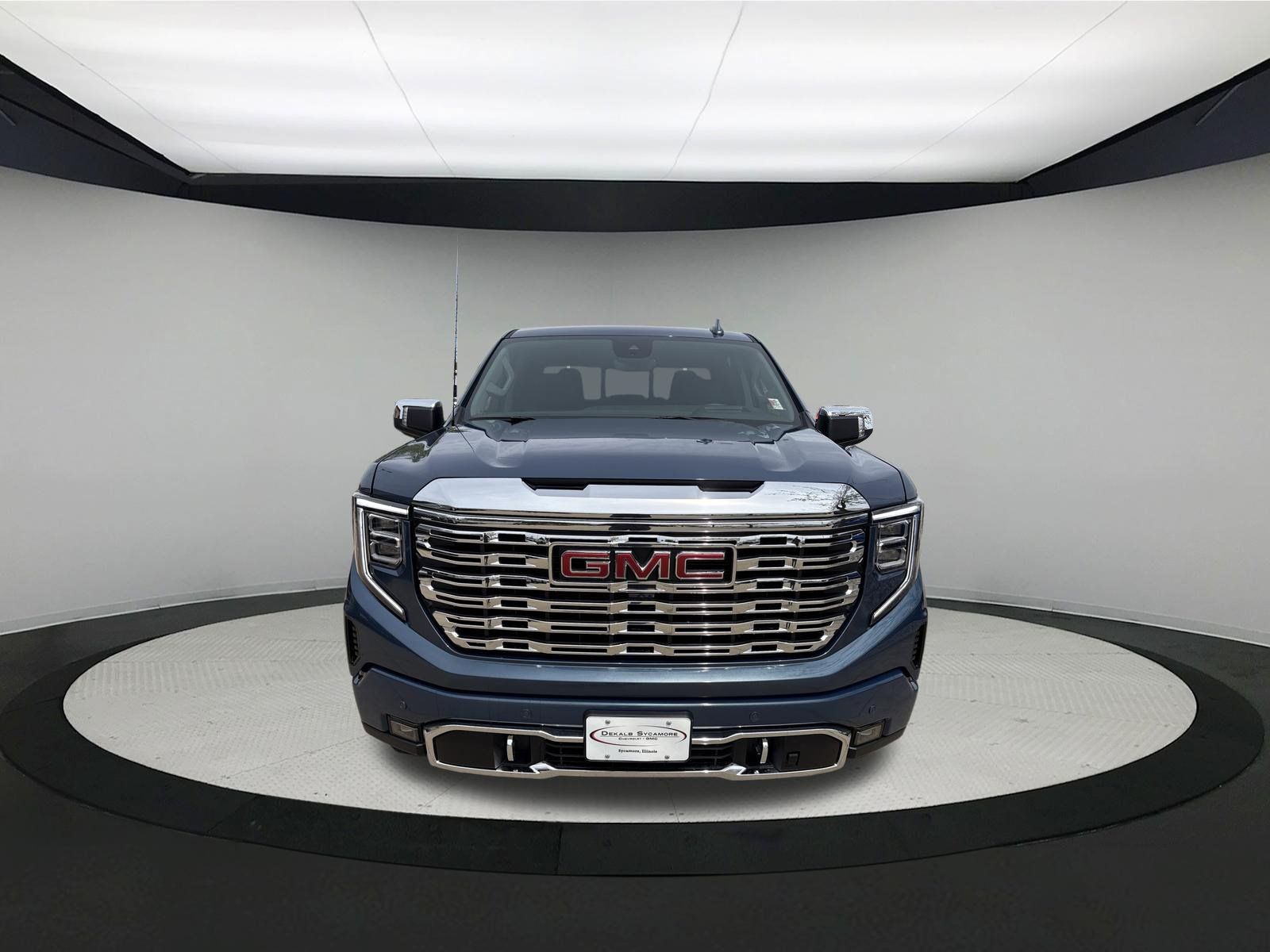 Used 2025 GMC Sierra 1500 Denali w/ Technology Package AWD/4WD image 2