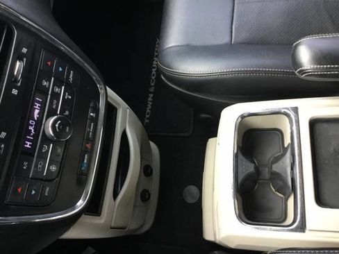 Used 2015 Chrysler Town & Country Touring-L w/ Driver Convenience Group image 19