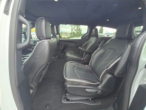 Used 2024 Chrysler Pacifica Premium image 18