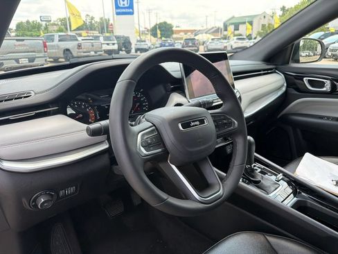 Used 2025 Jeep Compass Limited AWD/4WD image 16