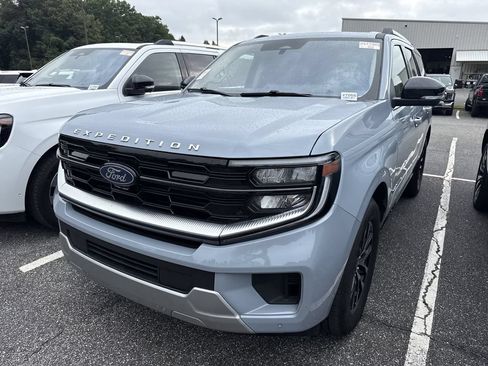 Used 2025 Ford Expedition Platinum AWD/4WD image 6