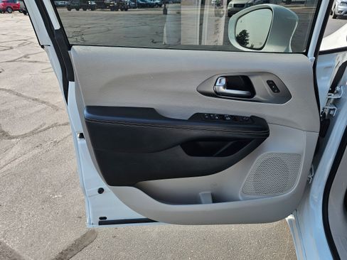 Used 2022 Chrysler Pacifica Touring-L FWD image 8