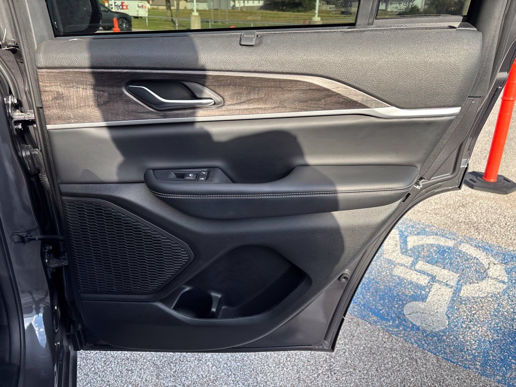 Used 2023 Jeep Grand Cherokee Limited w/ Luxury Tech Group II RWD image 16