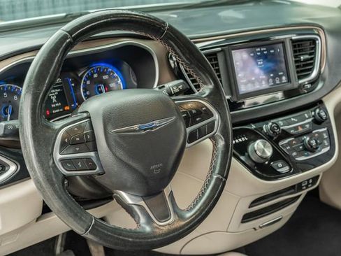 Used 2019 Chrysler Pacifica Touring-L image 24