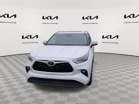 Used 2024 Toyota Highlander XLE image 3