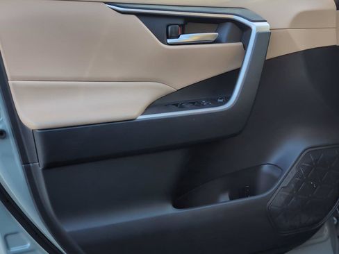 Used 2020 Toyota RAV4 XLE w/ Convenience Package image 16