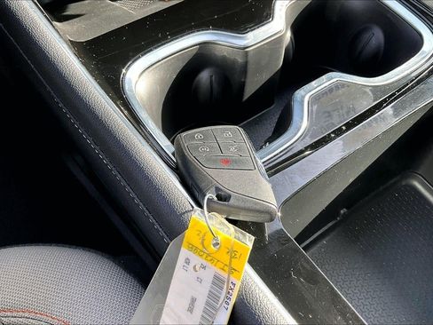 Used 2025 Chevrolet Traverse LT image 11