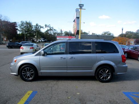 Used 2016 Dodge Grand Caravan SXT image 4