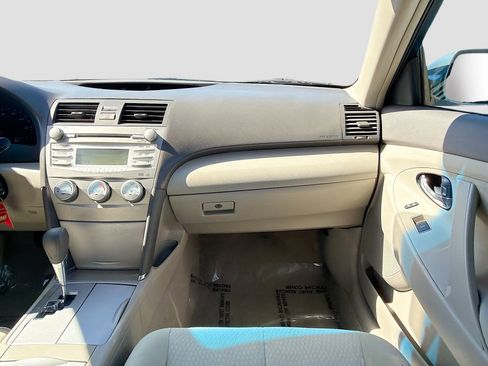Used 2010 Toyota Camry LE image 17