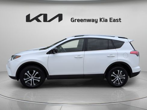 Used 2017 Toyota RAV4 LE FWD image 9