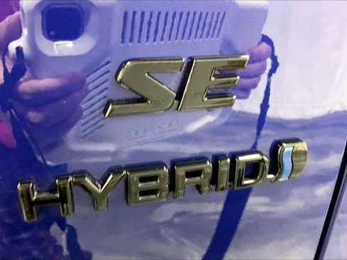 Certified 2024 Toyota Corolla Cross SE Hybrid w/ Moonroof Package image 9