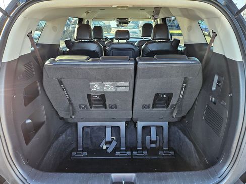 Used 2025 Kia Carnival FWD image 40