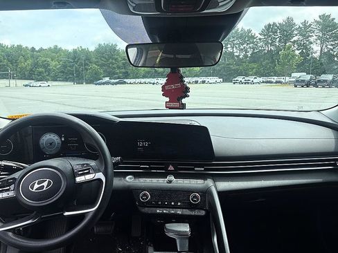 Used 2024 Hyundai Elantra SEL FWD image 14