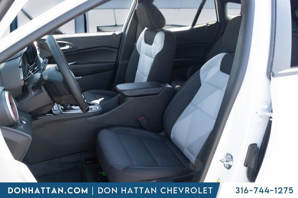 New 2026 Chevrolet Trax RS w/ Sunroof Package FWD image 15