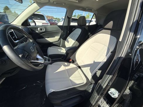 Used 2023 Hyundai Venue SEL FWD image 13