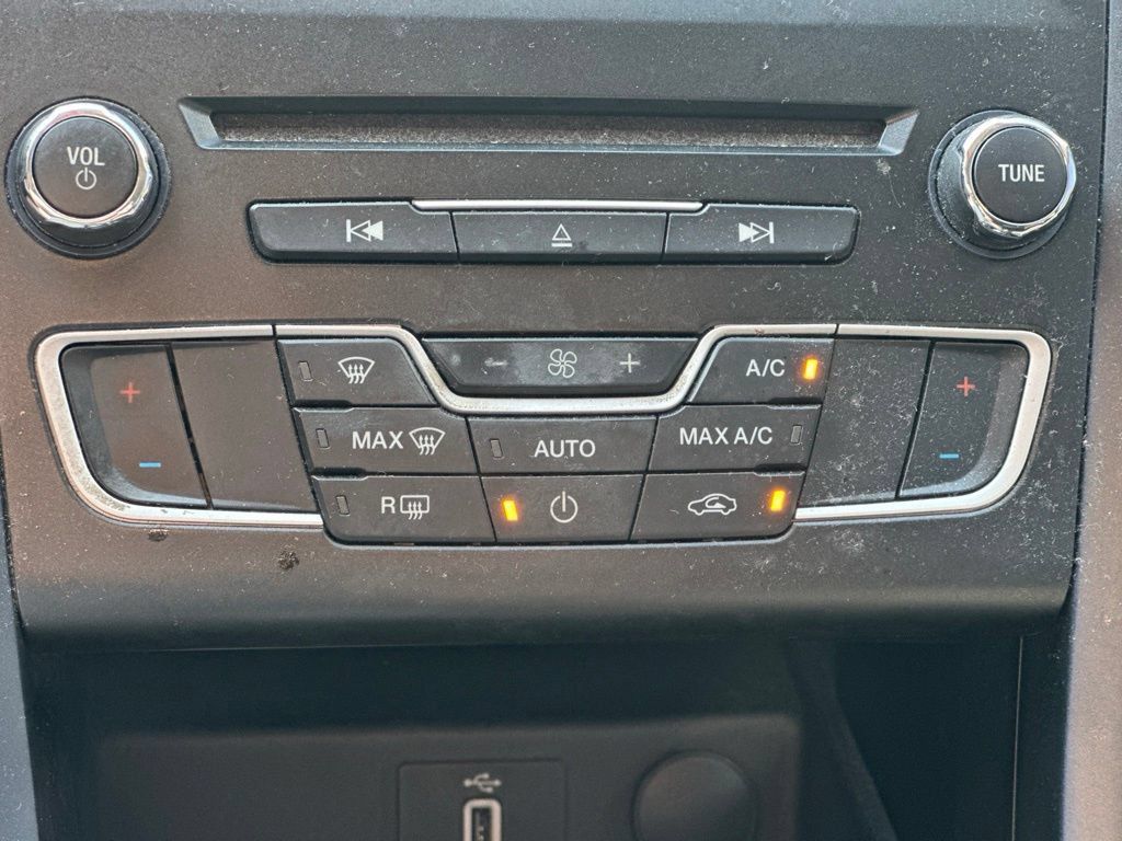 Used 2018 Ford Fusion SE w/ Equipment Group 601A FWD image 24