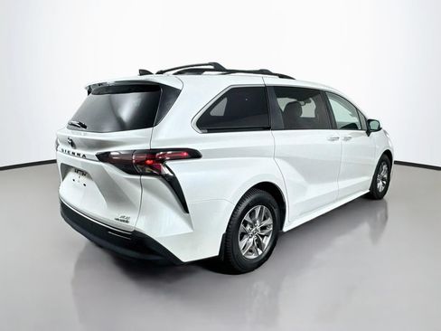 Used 2023 Toyota Sienna XLE AWD/4WD image 6