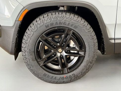 Used 2025 Rivian R1S Adventure image 33