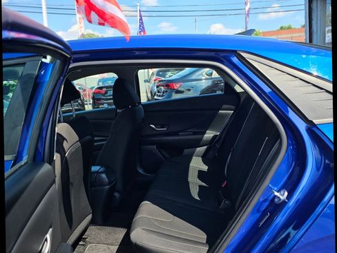 Used 2023 Hyundai Elantra SEL w/ Convenience Package image 9