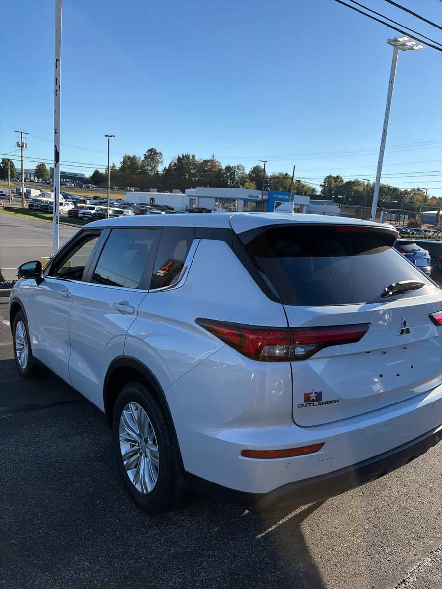 Used 2023 Mitsubishi Outlander ES AWD/4WD image 14