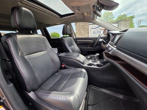 Used 2017 Toyota Highlander Limited AWD/4WD image 9